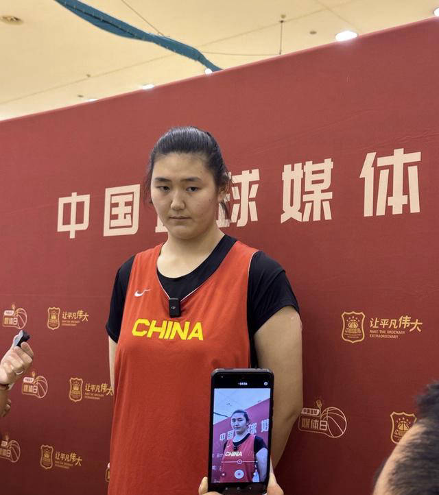 Doinb新星战术调整表现突出，老鹰前途光明！引发球迷热议(doinb最新续约消息)