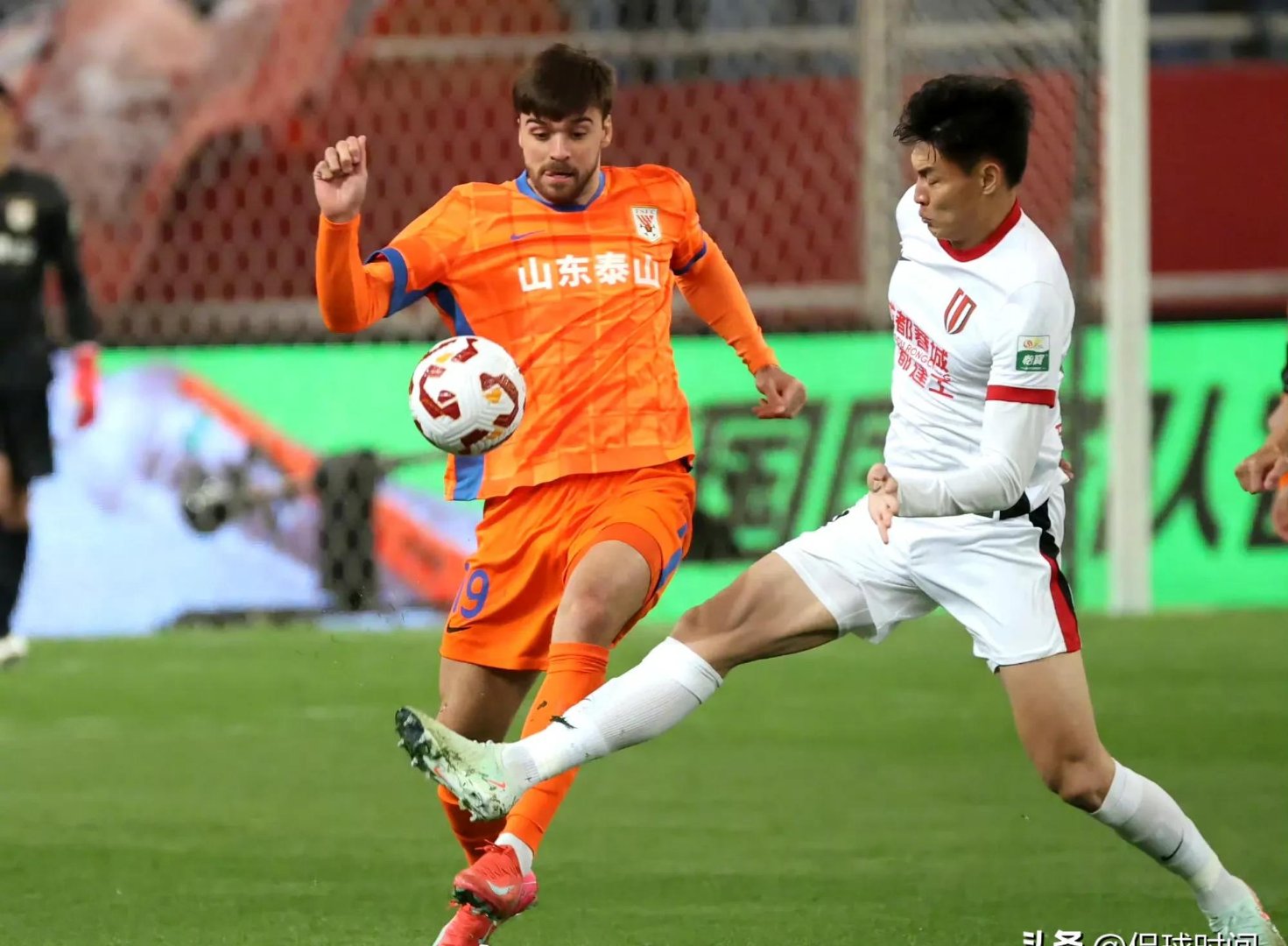 里程碑夜！山东泰山调整名单；葡超关键时刻刷纪录；质疑声仍在；身体对抗强度拉满(2024中超山东泰山队难夺冠)