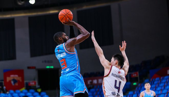 离谱！克里夫兰骑士今晨回应争议克里夫兰骑士回应争议备战CBA常规赛，窗口期里尔备战NBA常规赛的简单介绍