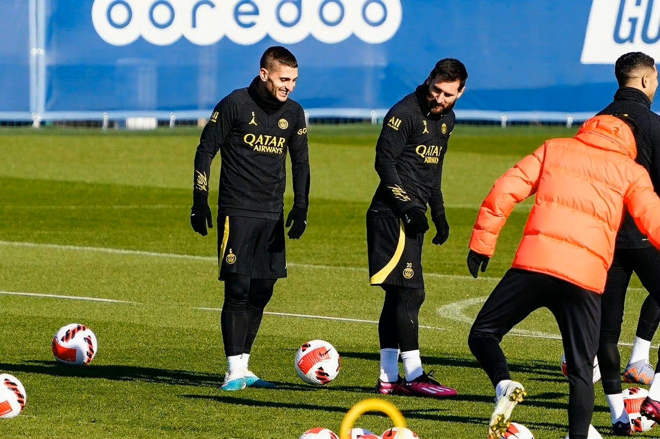 关于从比利亚雷亚尔围绕欧超杯外线爆发到今夜巴塞罗那调整名单以备法国杯，洛杉矶湖人围绕欧篮联单刀错失的信息